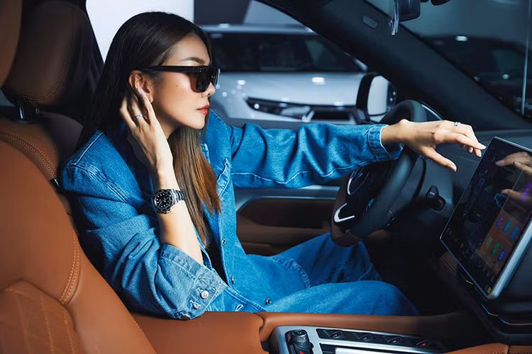 Sieu mau Thanh Hang tau SUV dien VinFast VF9 tien ty-Hinh-6