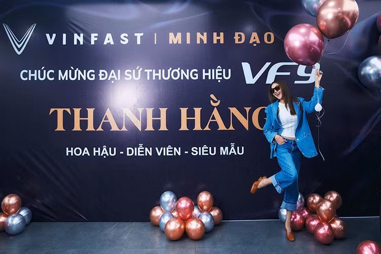 Sieu mau Thanh Hang tau SUV dien VinFast VF9 tien ty-Hinh-9
