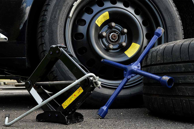 Những vật dụng cần thiết trên ôtô khi du xuân đường dài - Hình 2 Nhung vat dung can thiet tren oto khi du xuan duong dai-Hinh-2