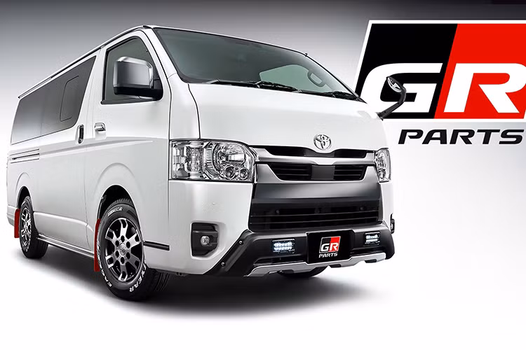Mặc dù được nâng cấp về diện mạo và khung gầm, Toyota Hiace 2025 không có bất kỳ thay đổi nào về hiệu suất động cơ. Điều này có nghĩa là xe vẫn duy trì khả năng vận hành ổn định và bền bỉ như các phiên bản tiêu chuẩn, đồng thời đảm bảo tính an toàn và độ tin cậy khi sử dụng.