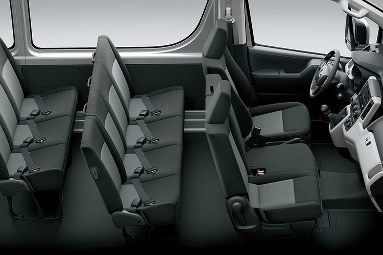 Bên cạnh đó, Toyota còn cung cấp nhiều tùy chọn bổ sung giúp nâng cao tính thẩm mỹ và hiệu suất vận hành của Hiace 2025: Nâng cấp la-zăng và lốp xe: Với chi phí 242.000 Yên (khoảng 40,5 triệu đồng), chủ xe có thể trang bị bộ mâm và lốp chuyên dụng, tăng độ bám đường và cải thiện khả năng vận hành.