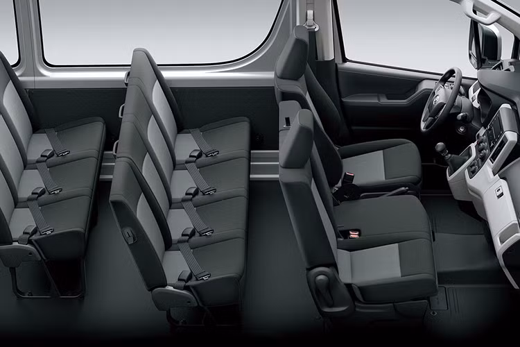 Bên cạnh đó, Toyota còn cung cấp nhiều tùy chọn bổ sung giúp nâng cao tính thẩm mỹ và hiệu suất vận hành của Hiace 2025: Nâng cấp la-zăng và lốp xe: Với chi phí 242.000 Yên (khoảng 40,5 triệu đồng), chủ xe có thể trang bị bộ mâm và lốp chuyên dụng, tăng độ bám đường và cải thiện khả năng vận hành.