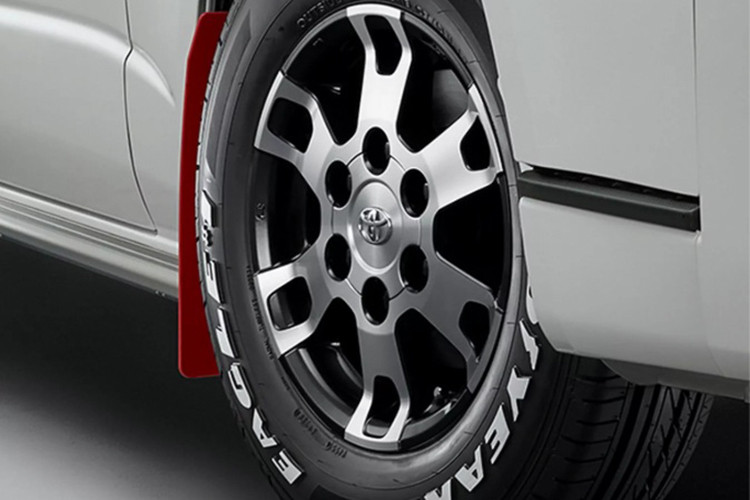 Model 1: Được thiết kế theo phong cách off-road mạnh mẽ, Model 1 mang đến diện mạo hầm hố và khả năng vận hành tối ưu hơn cho những chuyến phiêu lưu trên địa hình phức tạp. Để sở hữu gói nâng cấp này, khách hàng sẽ phải chi thêm 231.000 Yên (khoảng 38,7 triệu đồng).