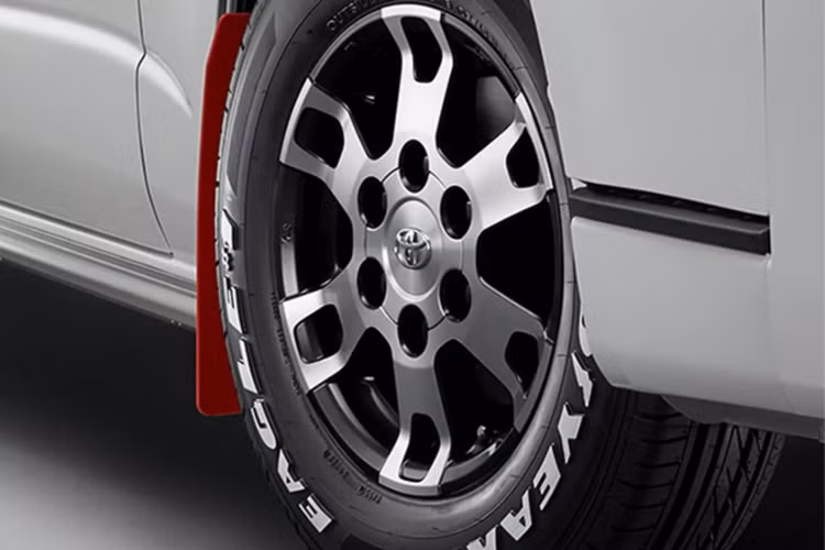 Model 1: Được thiết kế theo phong cách off-road mạnh mẽ, Model 1 mang đến diện mạo hầm hố và khả năng vận hành tối ưu hơn cho những chuyến phiêu lưu trên địa hình phức tạp. Để sở hữu gói nâng cấp này, khách hàng sẽ phải chi thêm 231.000 Yên (khoảng 38,7 triệu đồng).