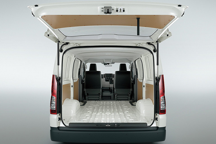 Bộ chắn bùn: Với giá 33.000 Yên (tương đương 5,5 triệu đồng), bộ chắn bùn giúp bảo vệ xe khỏi bùn đất khi di chuyển trên địa hình gồ ghề. Khung biển số chống trộm GR: Chi tiết nhỏ nhưng hữu ích này có giá 15.510 Yên (khoảng 2,6 triệu đồng), giúp bảo vệ biển số xe an toàn hơn.