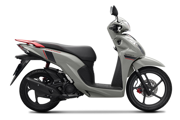 Honda Vision sở hữu chiều dài yên xe chỉ ở mức 670 mm, có thể hạn chế đôi chút không gian ngồi cho những người có chiều cao.
