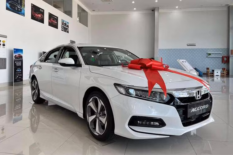 Oto nhap khau dua giam gia, 