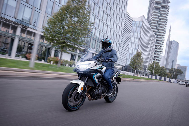 Kawasaki Versys 650 2025 trinh lang, 