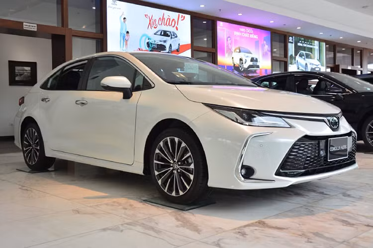 Toyota Corolla Altis bat ngo lot top oto e nhat Viet Nam thang 3/2024-Hinh-9