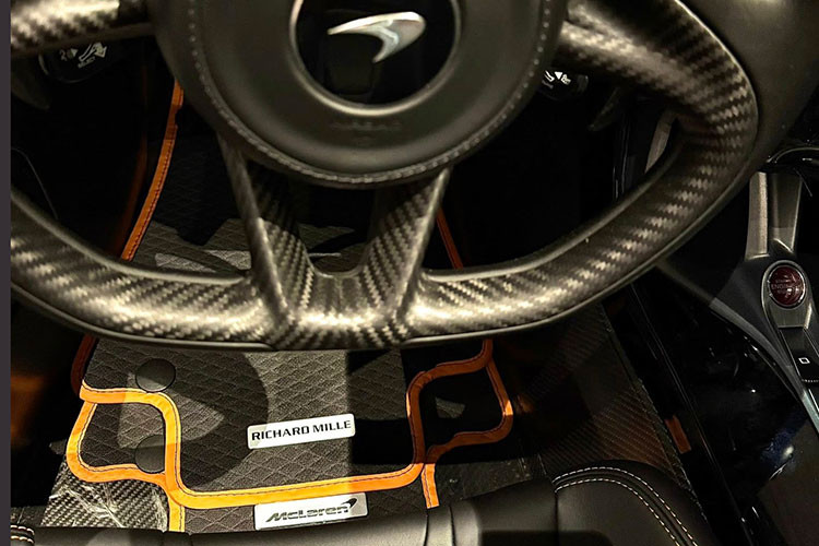 Minh Nhua bat mi do choi mien phi tren McLaren Elva gan 190 ty-Hinh-3