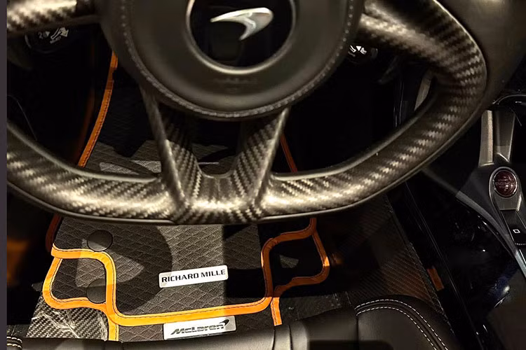 Minh Nhua bat mi do choi mien phi tren McLaren Elva gan 190 ty-Hinh-3