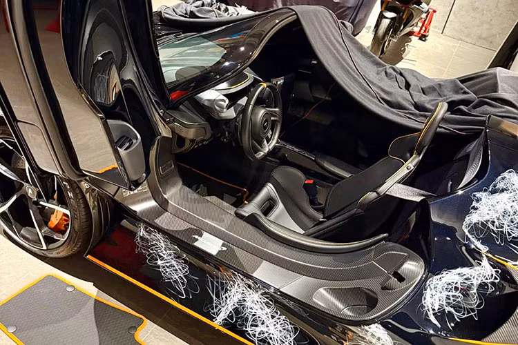 Minh Nhua bat mi do choi mien phi tren McLaren Elva gan 190 ty-Hinh-4