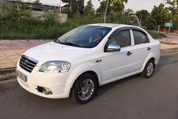 Loạt ôtô cũ dưới 100 triệu đồng tại Việt Nam, vừa bền vừa lành - Hình 6 Loat oto cu duoi 100 trieu dong tai Viet Nam, vua ben vua lanh-Hinh-6