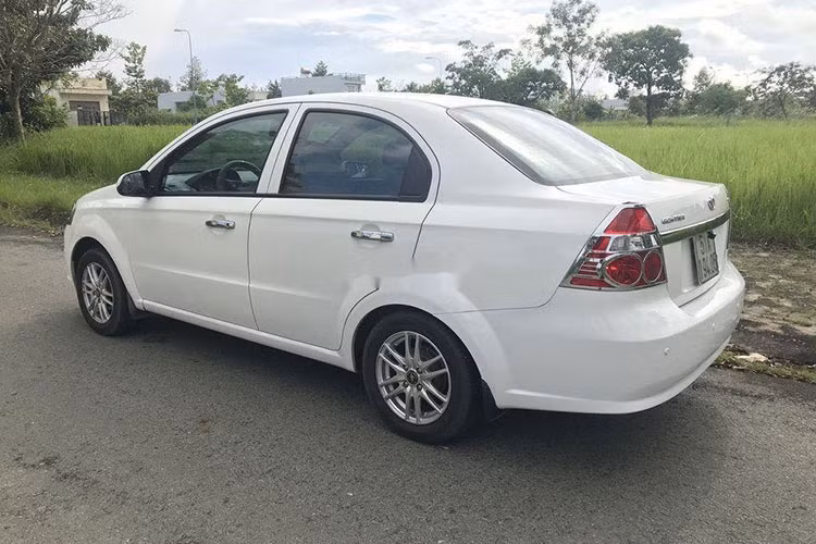 Loạt ôtô cũ dưới 100 triệu đồng tại Việt Nam, vừa bền vừa lành - Hình 8 Loat oto cu duoi 100 trieu dong tai Viet Nam, vua ben vua lanh-Hinh-8