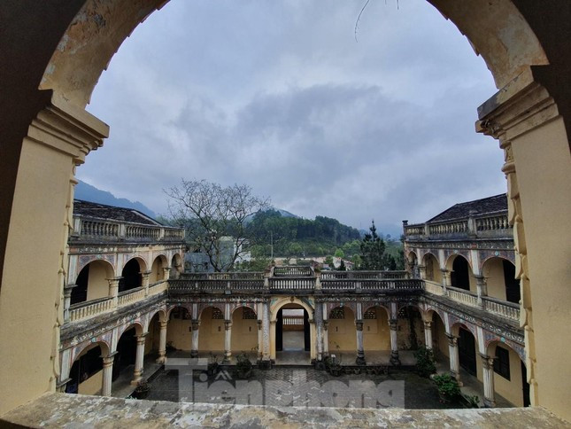 Kien truc doc dao cua dinh thu “vua Meo” tren dinh cao nguyen trang-Hinh-6