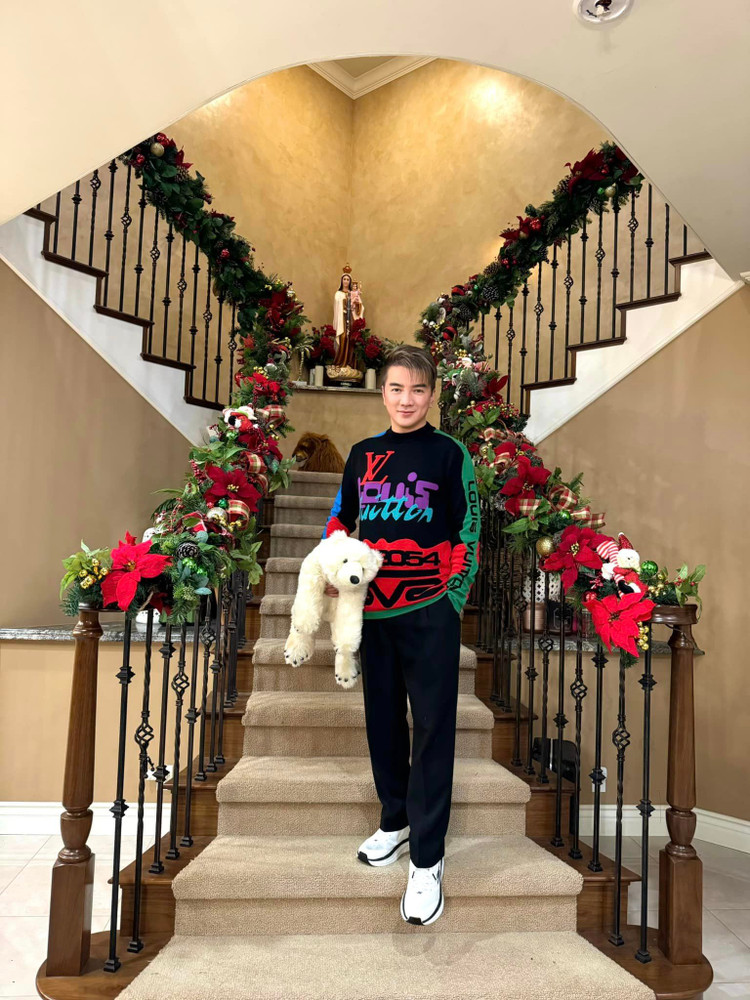 Toan canh biet thu tai My ngap sac mau Noel cua Dam Vinh Hung