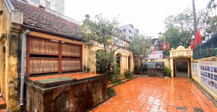 Ben trong can nha ven song Hong don Bac Ho ve tu chien khu Viet Bac-Hinh-4