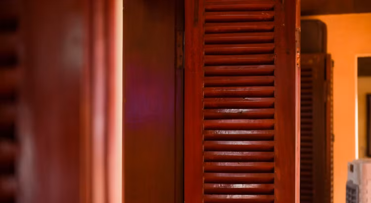 Ben trong can nha ven song Hong don Bac Ho ve tu chien khu Viet Bac-Hinh-11