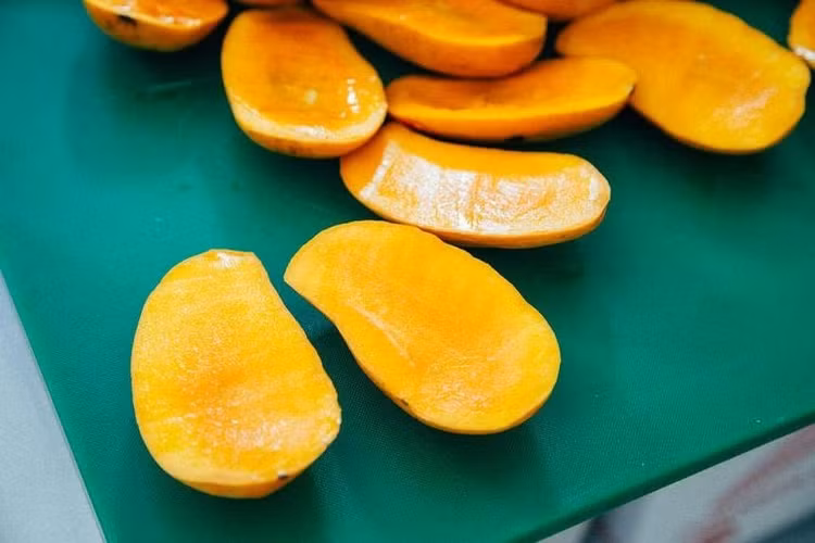 Xoai “mat troi trong tuyet” hon 5 trieu/qua duoc trong the nao?-Hinh-11