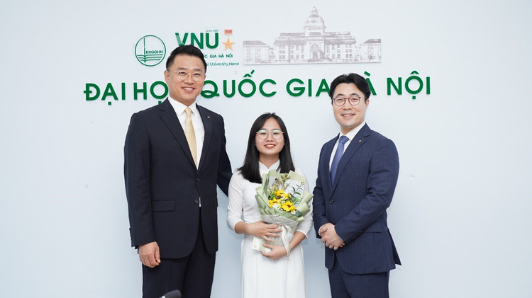 Trao hoc bong cho 40 sinh vien xuat sac cua Dai hoc Quoc Gia Ha Noi-Hinh-4