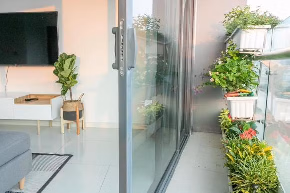 Can ho “chat lu” cua sieu mau Minh Tu vua cau hon ban trai-Hinh-9