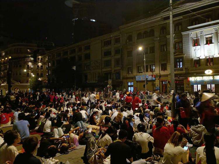 Nguoi dan xep hang tu 3h cho xem tong duyet dieu binh 30/4-Hinh-2