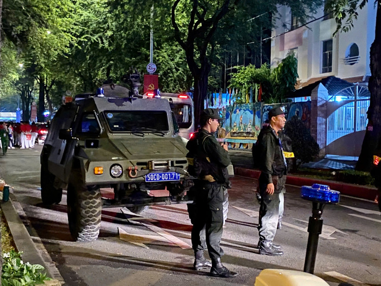 Nguoi dan xep hang tu 3h cho xem tong duyet dieu binh 30/4-Hinh-15