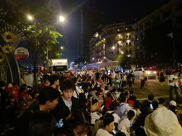 Nguoi dan xep hang tu 3h cho xem tong duyet dieu binh 30/4-Hinh-4