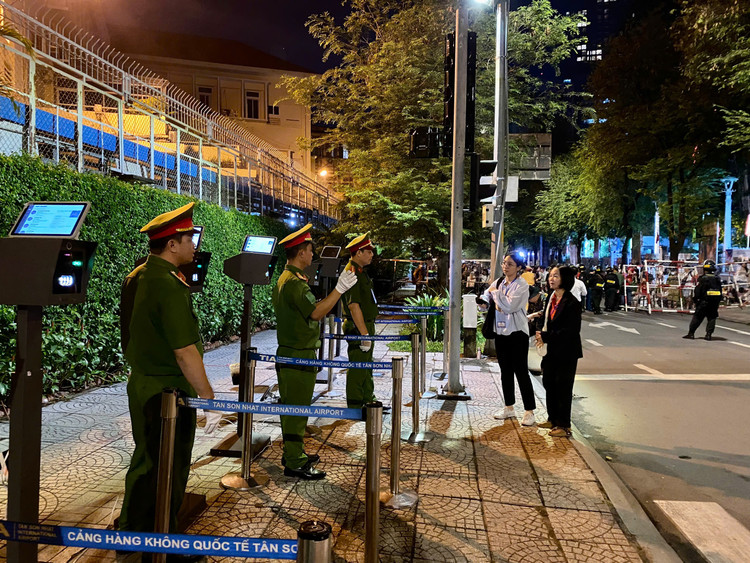 Nguoi dan xep hang tu 3h cho xem tong duyet dieu binh 30/4-Hinh-14