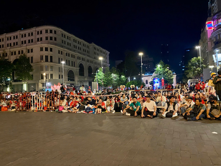 Nguoi dan xep hang tu 3h cho xem tong duyet dieu binh 30/4-Hinh-11