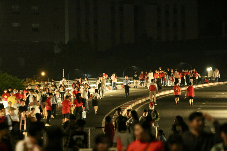 Nguoi dan xep hang tu 3h cho xem tong duyet dieu binh 30/4-Hinh-8