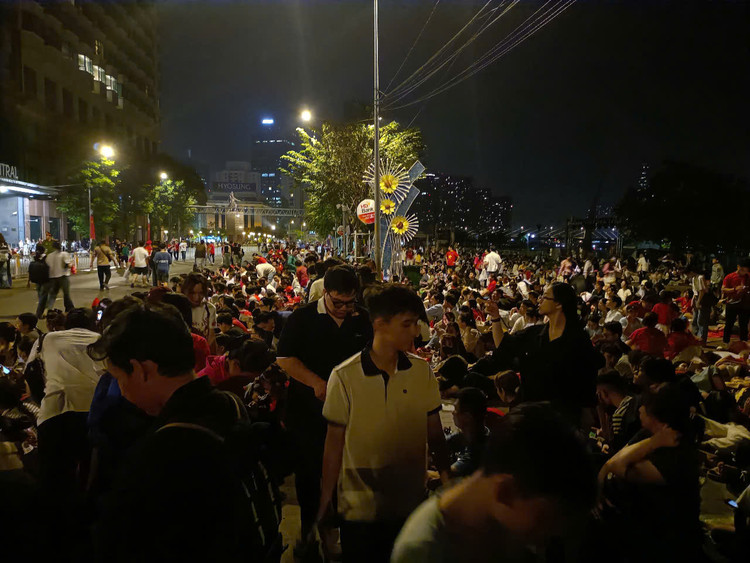 Nguoi dan xep hang tu 3h cho xem tong duyet dieu binh 30/4-Hinh-6