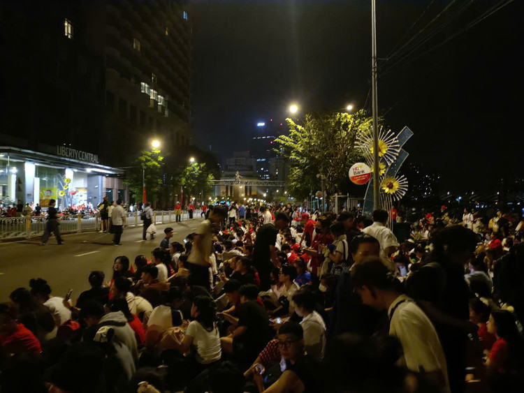 Nguoi dan xep hang tu 3h cho xem tong duyet dieu binh 30/4-Hinh-3