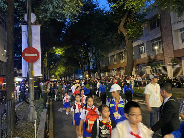 Nguoi dan xep hang tu 3h cho xem tong duyet dieu binh 30/4-Hinh-12