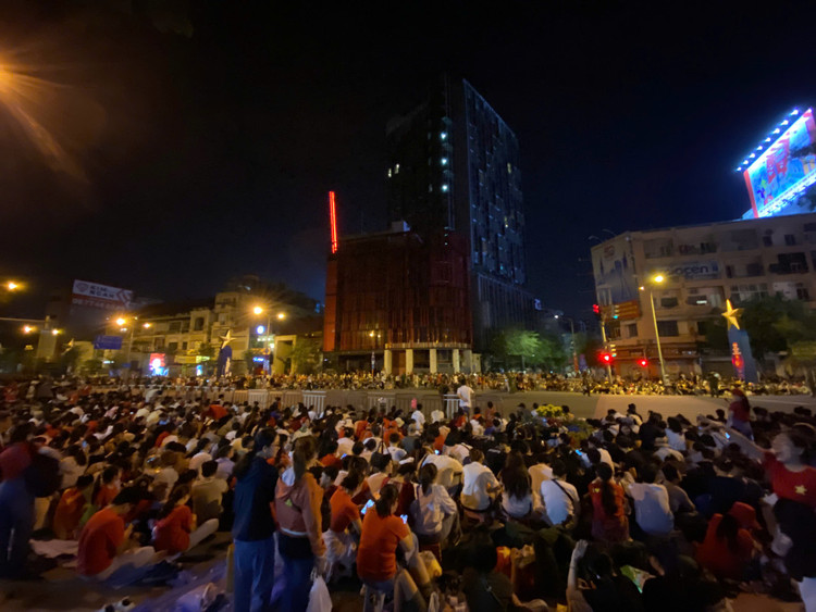 Nguoi dan xep hang tu 3h cho xem tong duyet dieu binh 30/4-Hinh-10