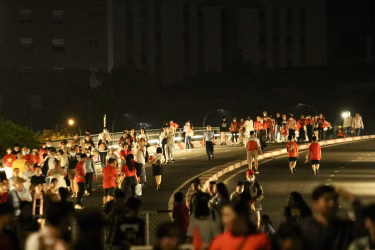 Nguoi dan xep hang tu 3h cho xem tong duyet dieu binh 30/4-Hinh-7