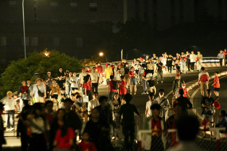 Nguoi dan xep hang tu 3h cho xem tong duyet dieu binh 30/4-Hinh-9