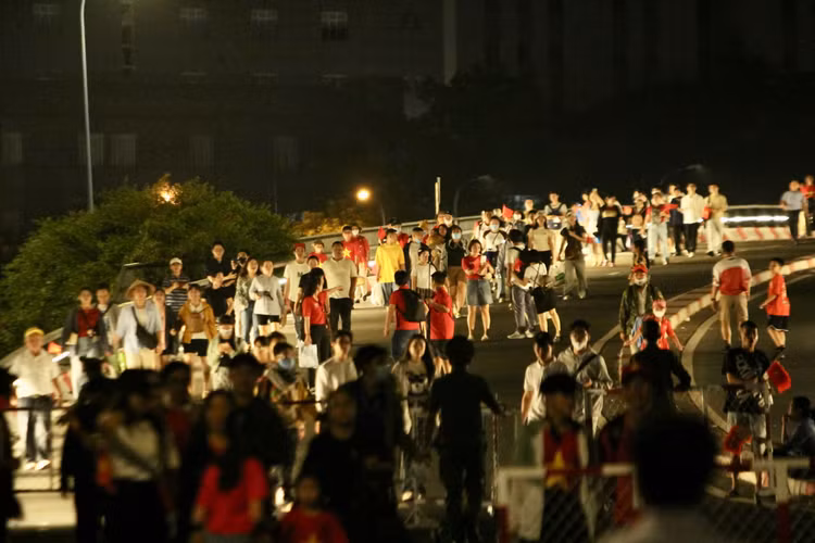 Nguoi dan xep hang tu 3h cho xem tong duyet dieu binh 30/4-Hinh-9