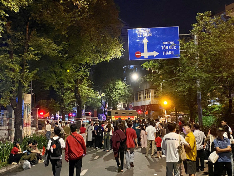 Nguoi dan xep hang tu 3h cho xem tong duyet dieu binh 30/4-Hinh-13