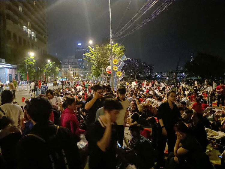 Nguoi dan xep hang tu 3h cho xem tong duyet dieu binh 30/4-Hinh-5