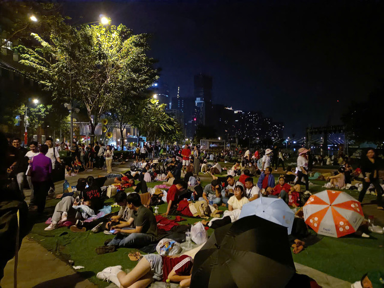 Nguoi dan xep hang tu 3h cho xem tong duyet dieu binh 30/4