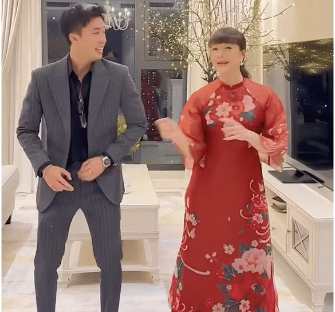 Ben trong can ho ngap tran khong khi Tet cua nghe si Van Dung