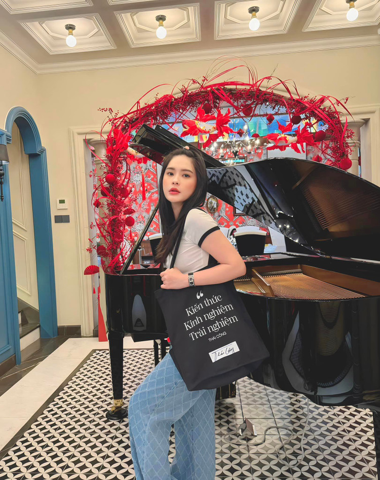 Biet thu don Tet long lay tu trong ra ngoai cua Doan Di Bang