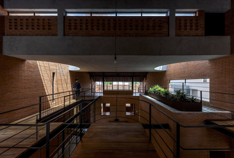 Chiem nguong ngoi nha 3 tang doc dao voi gach duc lo-Hinh-11