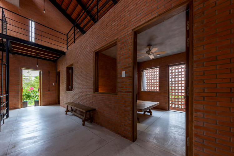 Chiem nguong ngoi nha 3 tang doc dao voi gach duc lo-Hinh-8