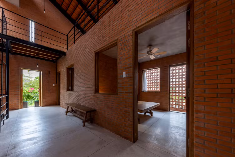 Chiem nguong ngoi nha 3 tang doc dao voi gach duc lo-Hinh-8