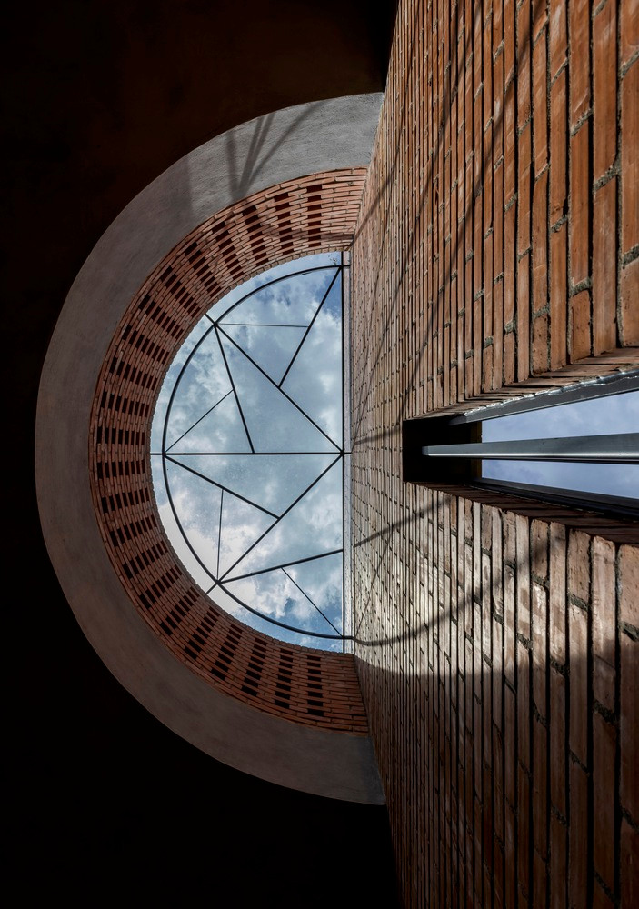 Chiem nguong ngoi nha 3 tang doc dao voi gach duc lo-Hinh-7