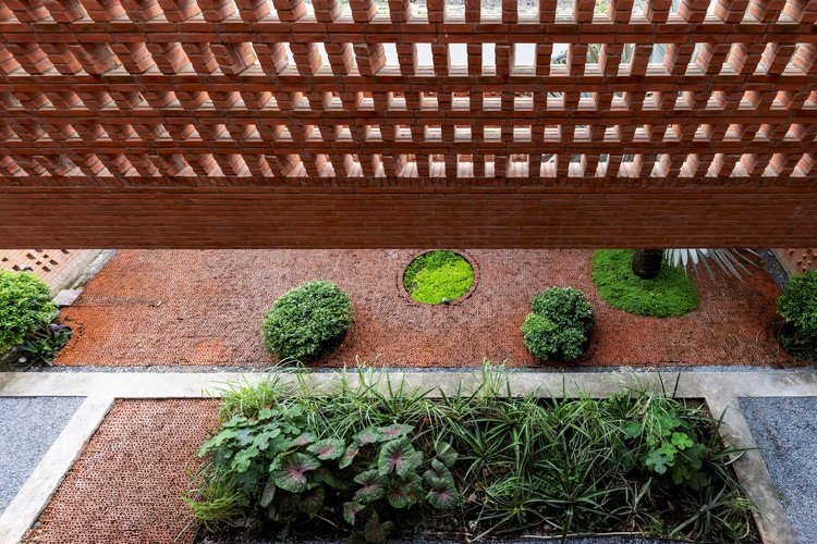 Chiem nguong ngoi nha 3 tang doc dao voi gach duc lo-Hinh-9