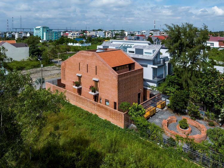 Chiem nguong ngoi nha 3 tang doc dao voi gach duc lo-Hinh-3