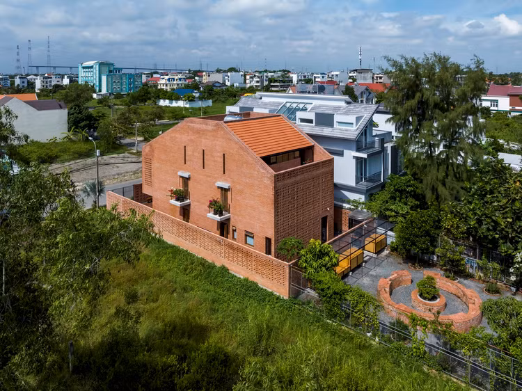 Chiem nguong ngoi nha 3 tang doc dao voi gach duc lo-Hinh-3